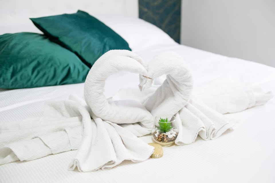 Bed, Bedroom, towels