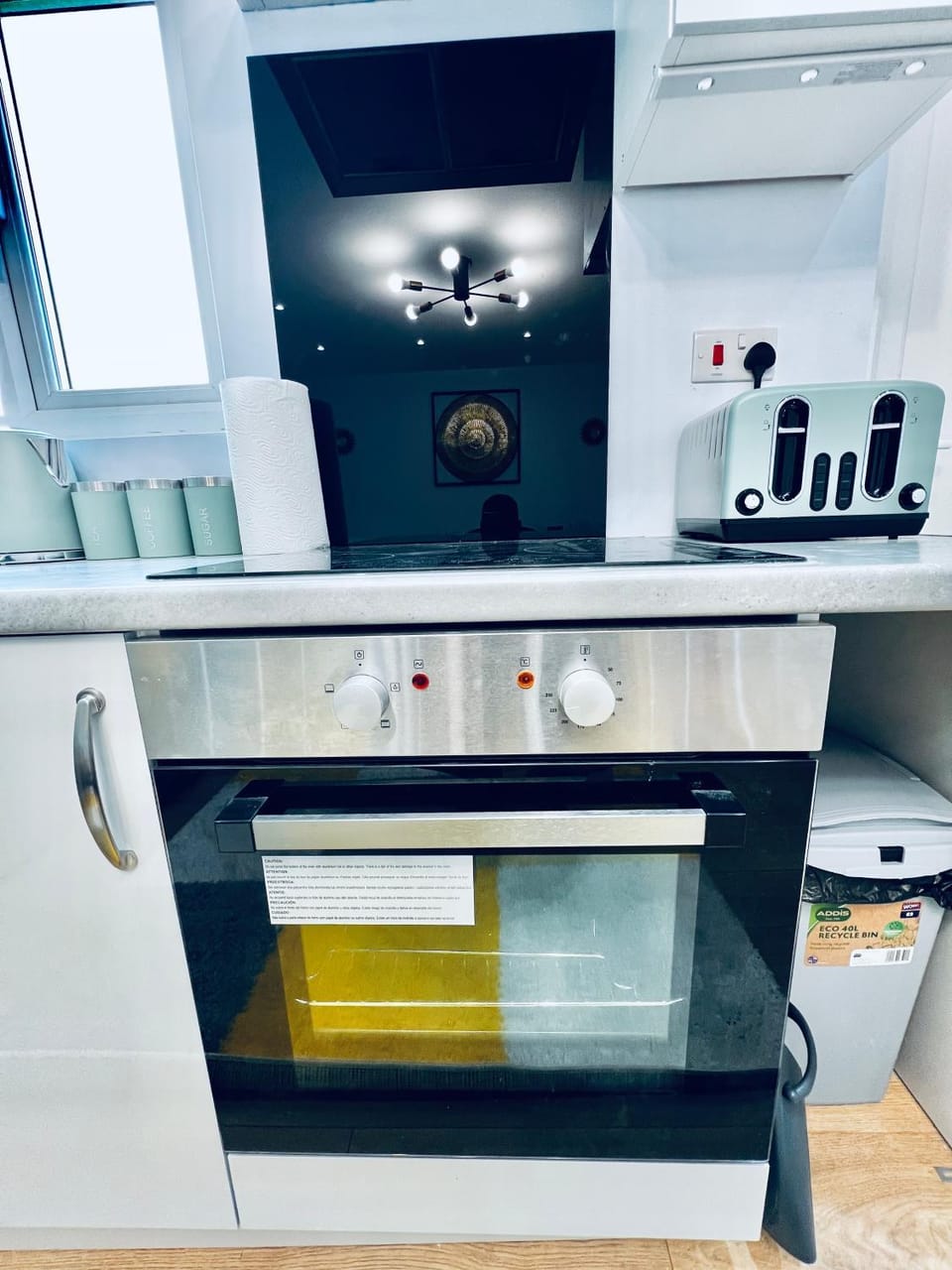 Coffee/tea facilities, Kitchen or kitchenette, oven
