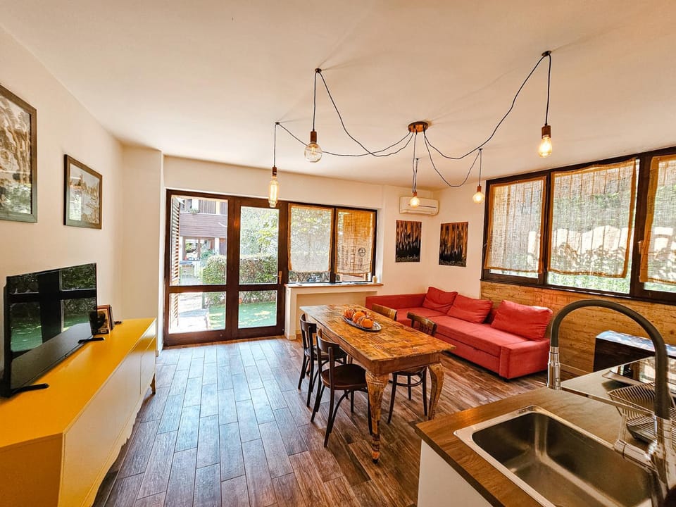 TV and multimedia, Kitchen or kitchenette, Living room, Seating area, Dining area