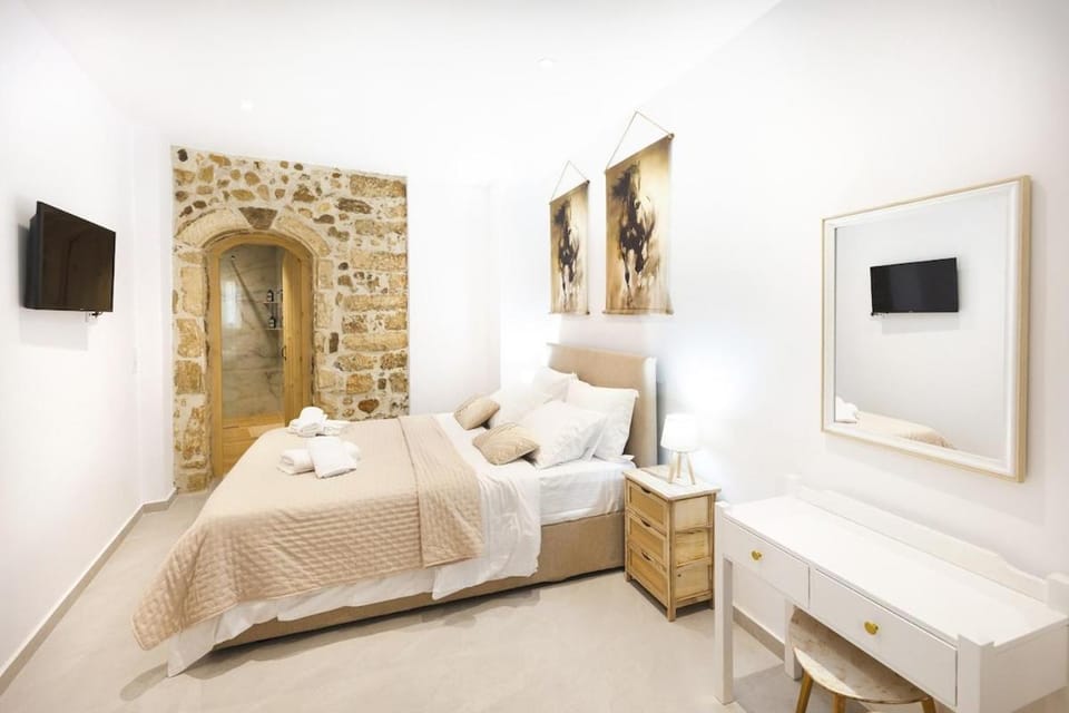 Bed, TV and multimedia, Bedroom