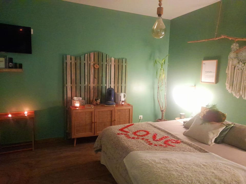 Bed, TV and multimedia, Photo of the whole room, Bedroom
