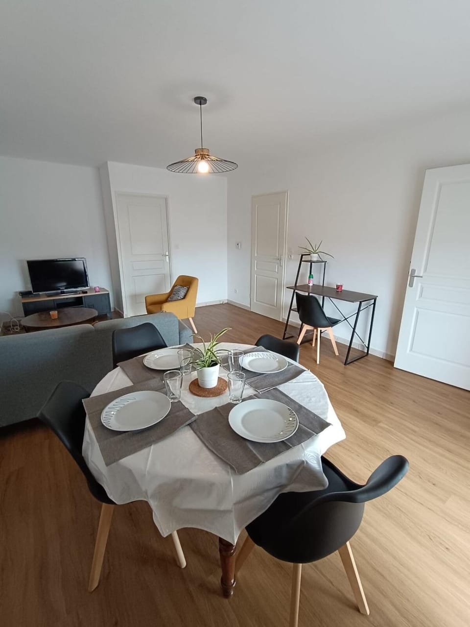TV and multimedia, Living room, Seating area, Dining area