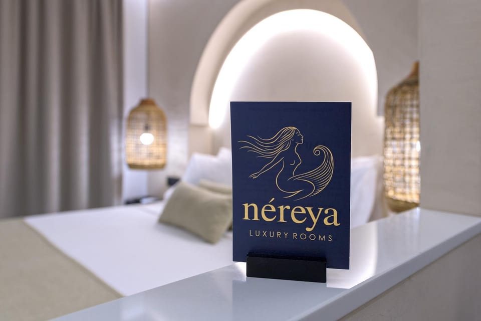 Bed, Property logo or sign, Photo of the whole room, Logo/Certificate/Sign, Bedroom