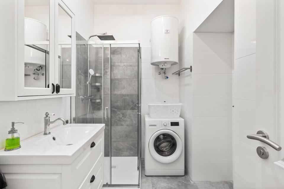 Shower, Bathroom, towels, washing machine