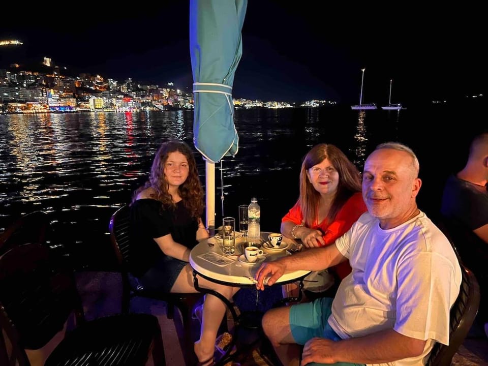 Restaurant/places to eat, Night, People, Food and drinks, Sea view, group of guests