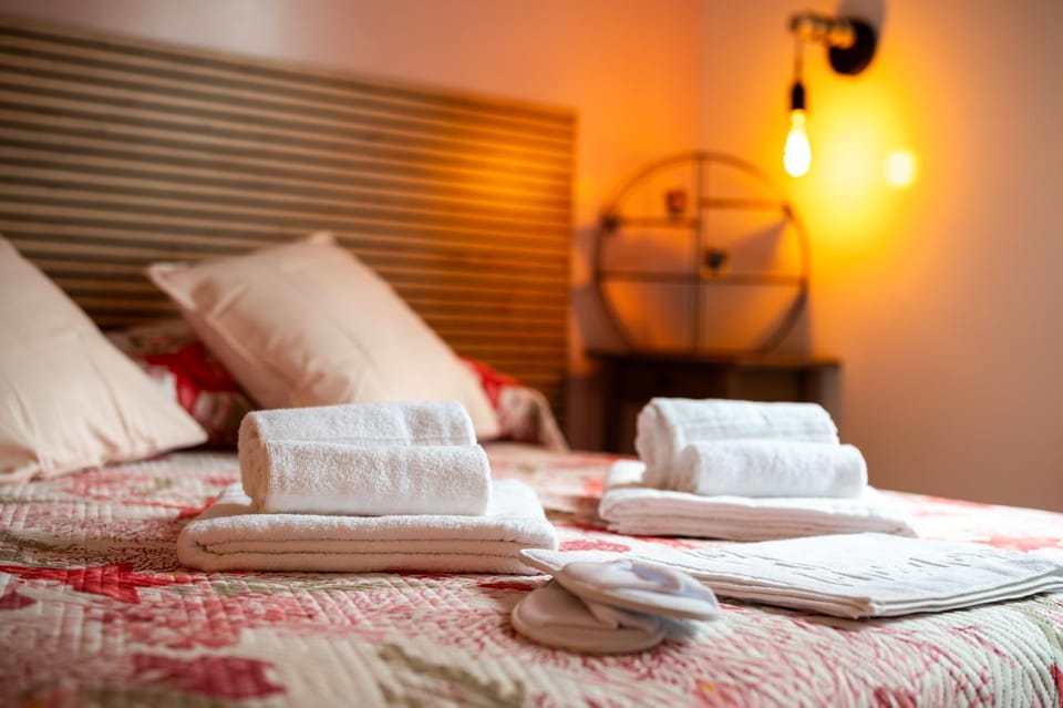 Bed, towels