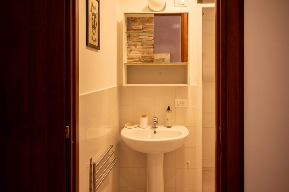 Shower, Toilet, Bathroom, bidet, towels
