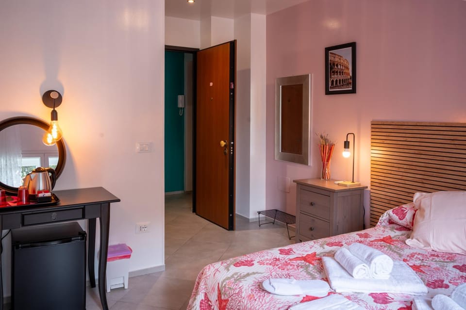 Bed, Bedroom, towels