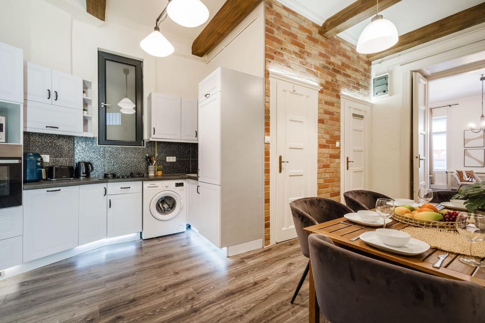 Kitchen or kitchenette, Dining area, oven, stove, washing machine