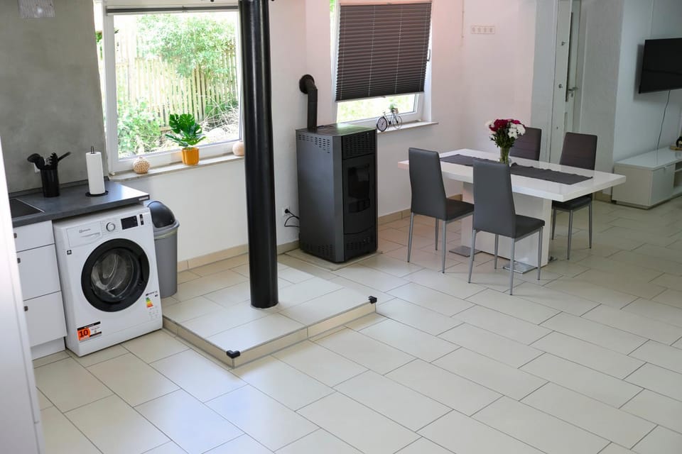 Communal lounge/ TV room, Living room, Seating area, Dining area, oven, washing machine