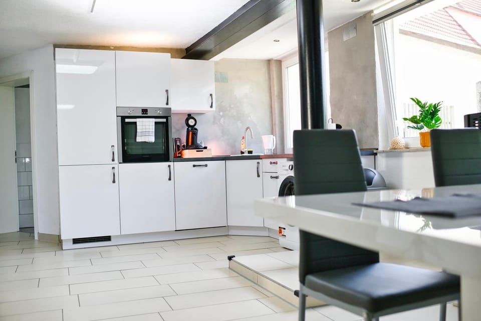 Coffee/tea facilities, dishwasher, oven, stove
