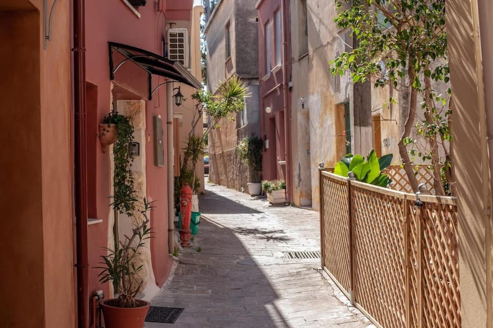 Central old Town house with jacuzzi and yard,4ppl House in Chania