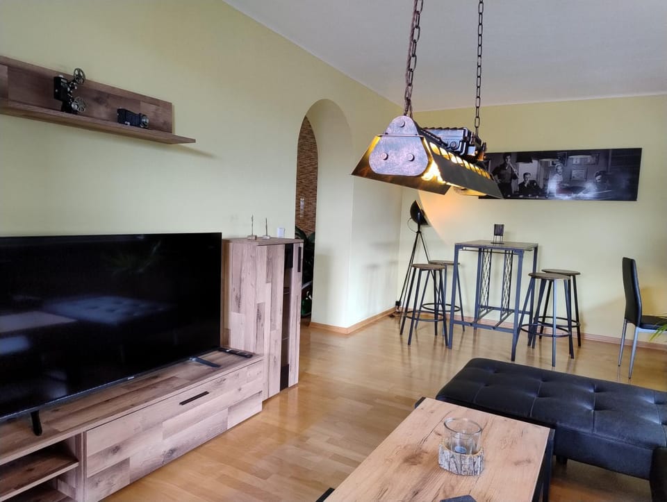 TV and multimedia, Living room, Lounge or bar, Seating area, Evening entertainment