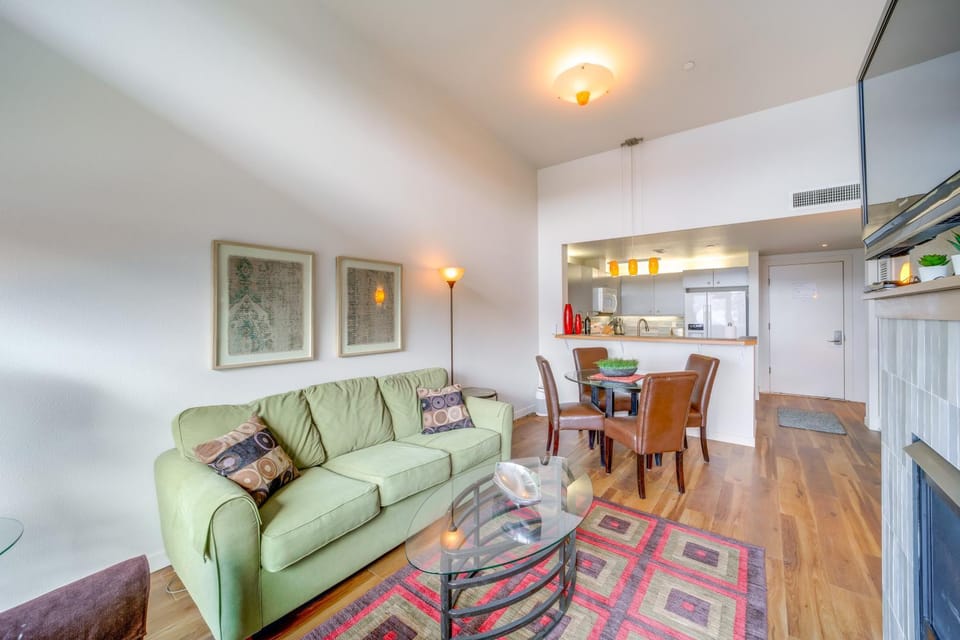 Walk to Lake Chelan: Top-Level Waterfront Condo House in Chelan (In Town)