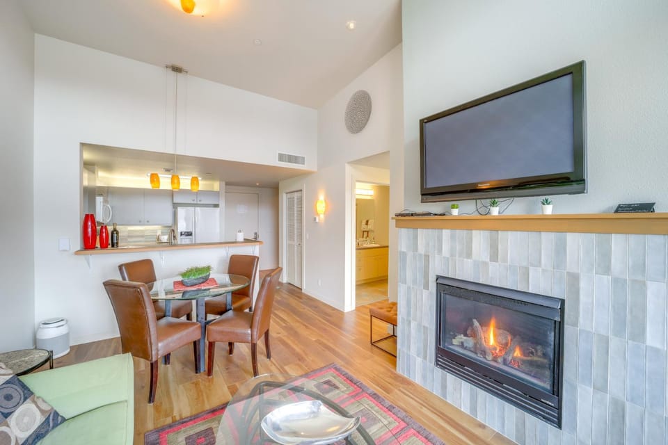 Walk to Lake Chelan: Top-Level Waterfront Condo House in Chelan (In Town)