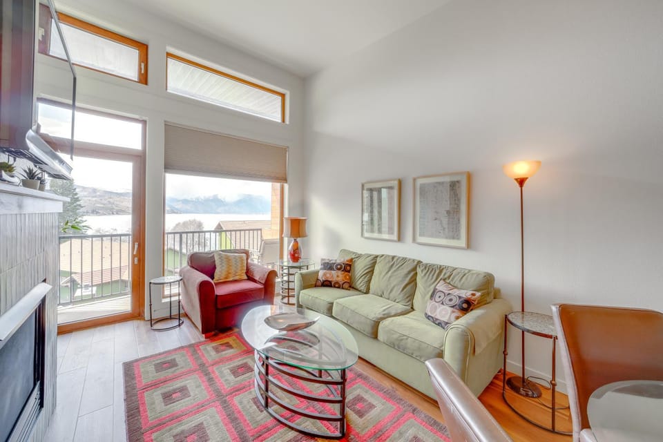 Walk to Lake Chelan: Top-Level Waterfront Condo House in Chelan (In Town)