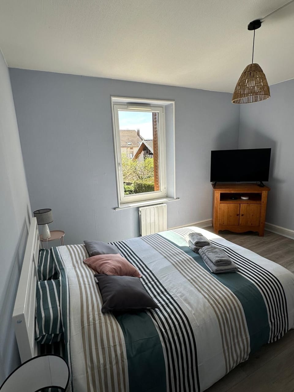 Bed, TV and multimedia, Photo of the whole room, Bedroom
