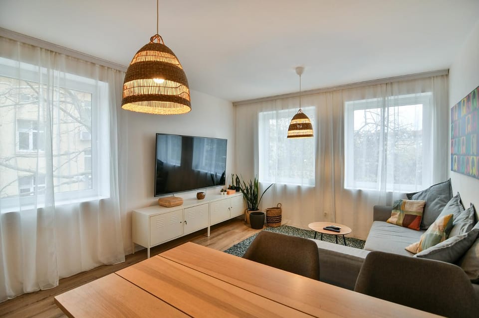 TV and multimedia, Living room, Photo of the whole room, Seating area, Bedroom