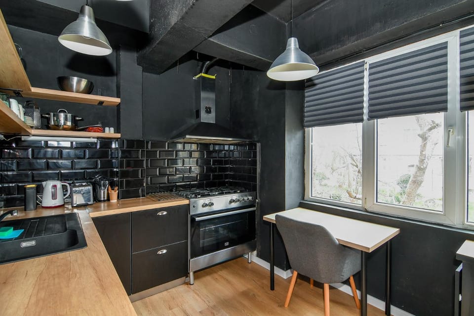 Coffee/tea facilities, Kitchen or kitchenette, dishwasher, stove