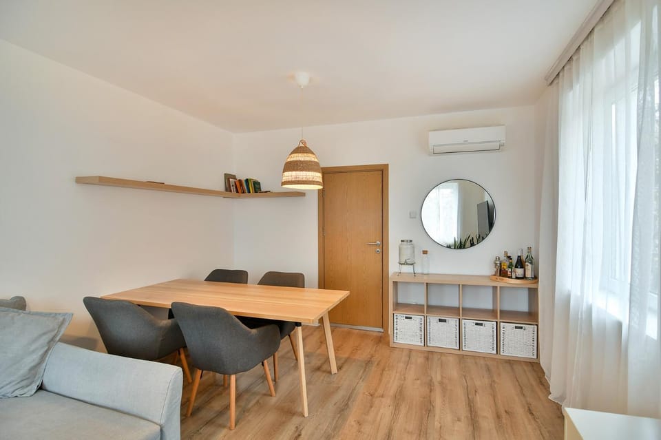 Living room, Seating area, Dining area, air conditioner