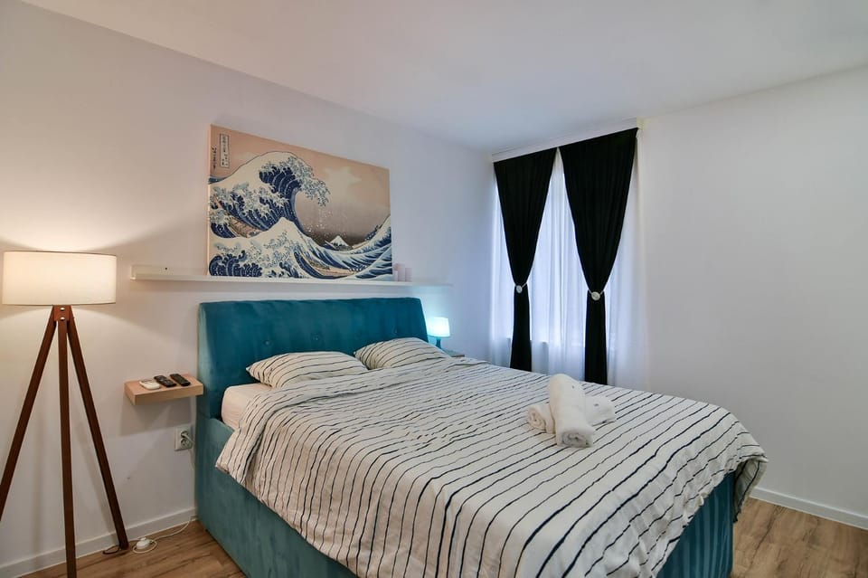 Bed, Photo of the whole room, Bedroom, towels