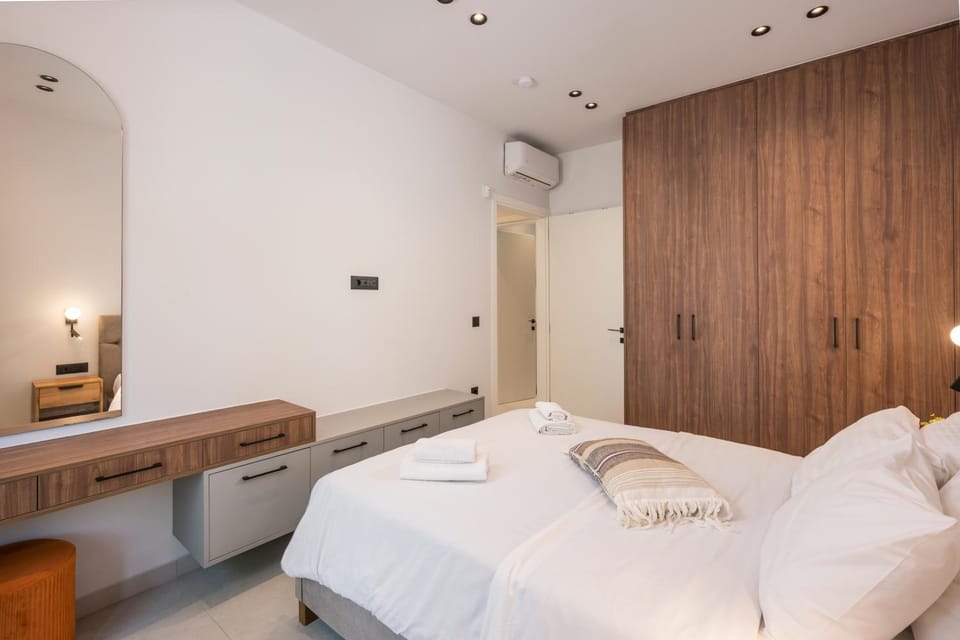 Photo of the whole room, Bedroom, towels, wardrobe, air conditioner