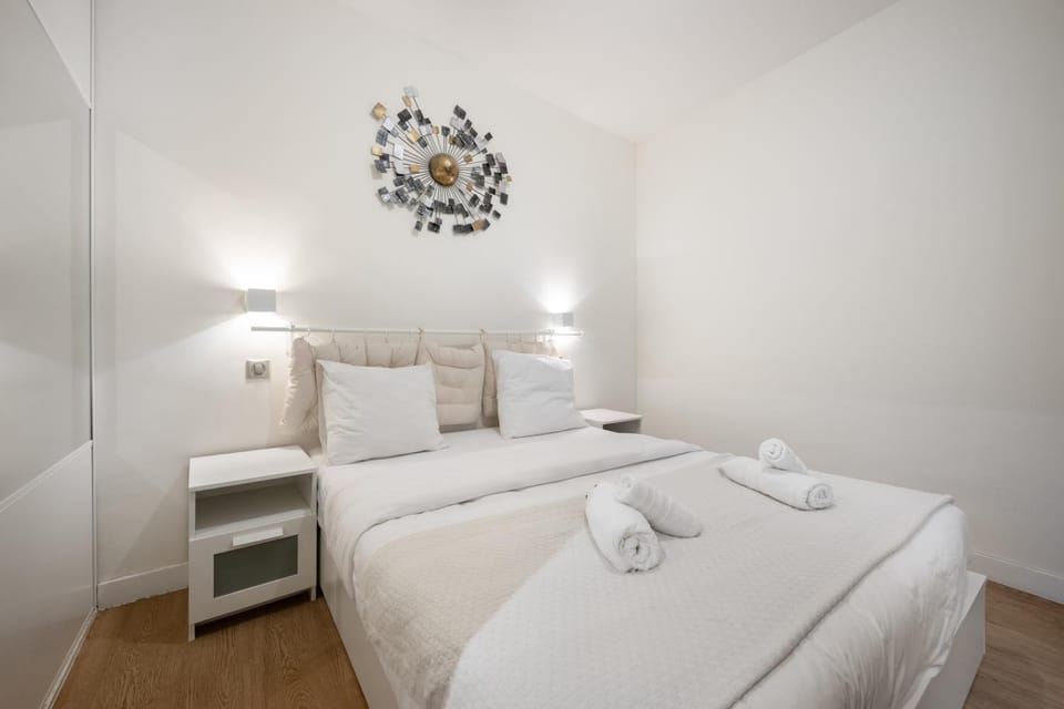 Bed, Photo of the whole room, Bedroom, storage, towels, wardrobe, air conditioner