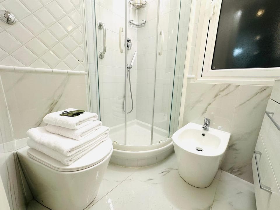 Shower, Toilet, Bathroom, towels