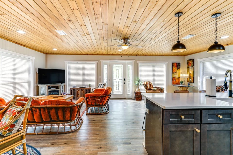 8 Mi to Ozark Folk Center: Home w/ Hot Tub & Deck House in Arkansas