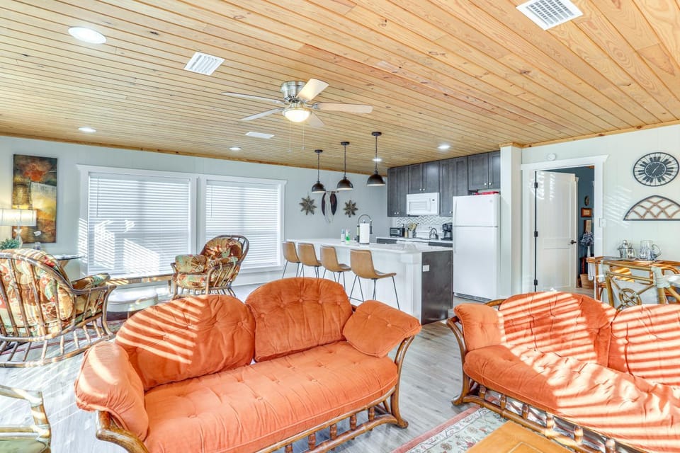 8 Mi to Ozark Folk Center: Home w/ Hot Tub & Deck House in Arkansas