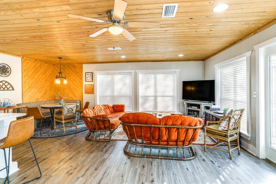 8 Mi to Ozark Folk Center: Home w/ Hot Tub & Deck House in Arkansas
