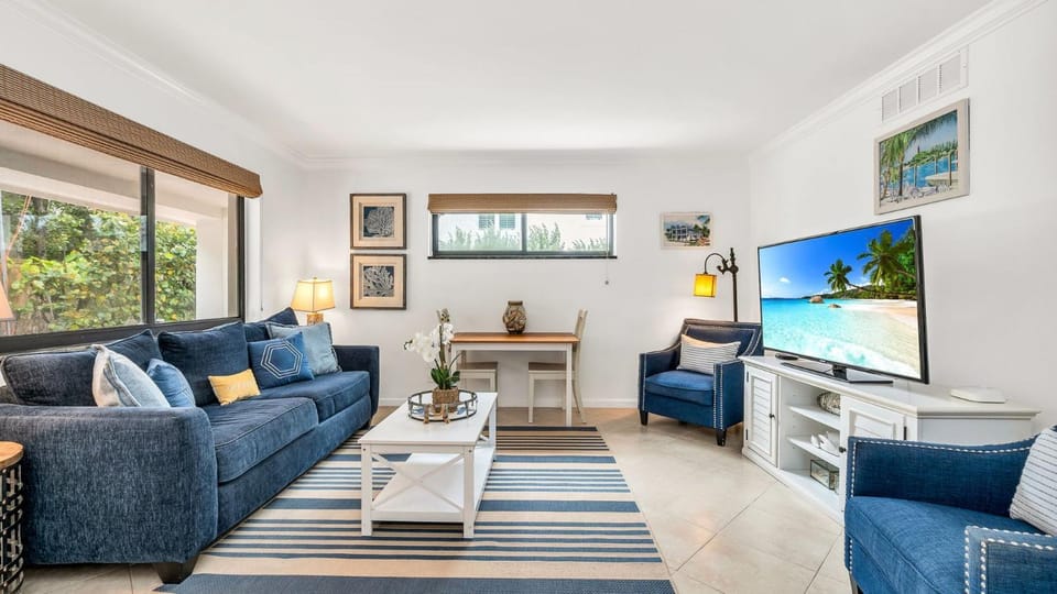 ON The Beach Juno! Modern Lux Seaside! Apartment in Juno Beach