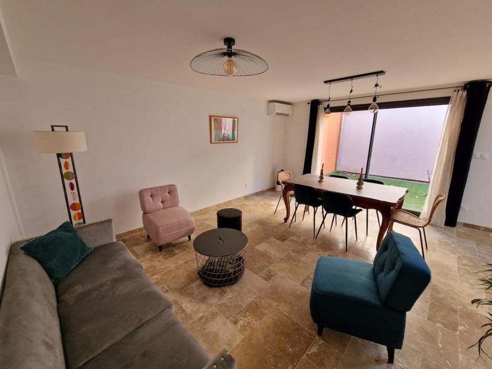 Maison neuve clim terrasse TV wifi fibré parking Villa in Lyon
