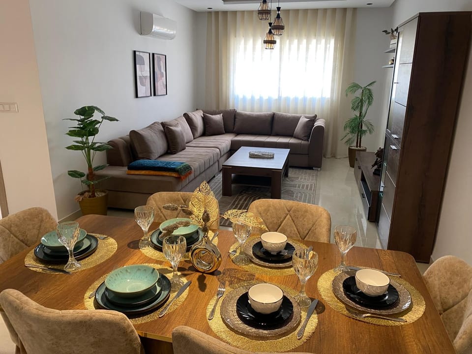 Living room, Seating area, Dining area