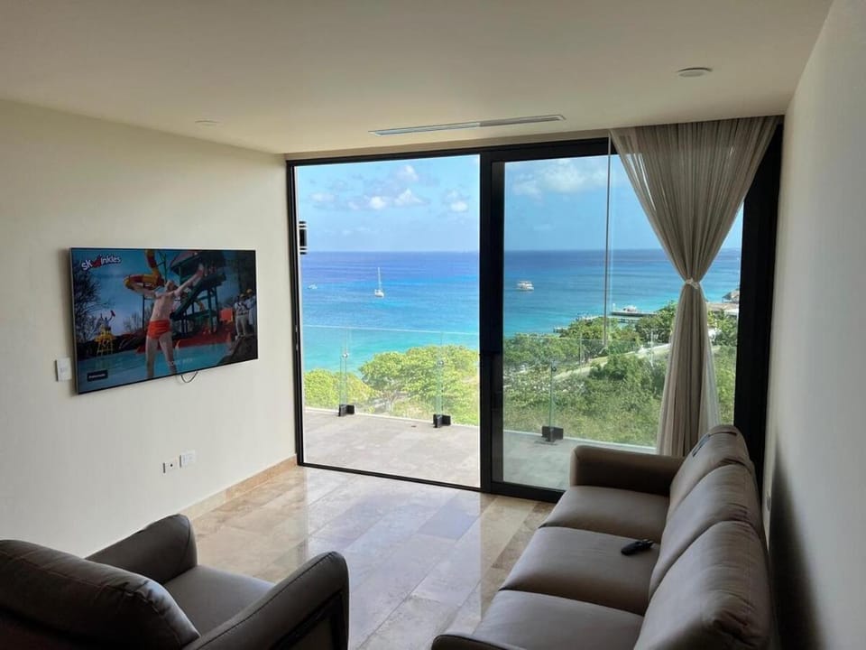 Communal lounge/ TV room, Natural landscape, TV and multimedia, Living room, Evening entertainment, Sea view
