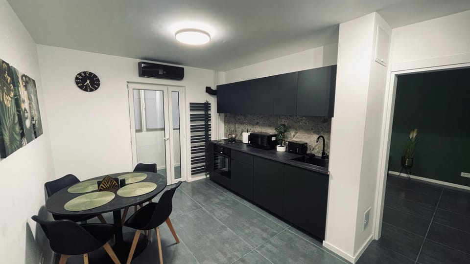Kitchen or kitchenette, Seating area, Dining area, Breakfast, microwave, minibar, oven, stove