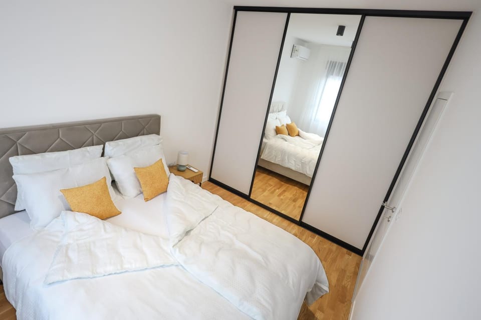 Photo of the whole room, Bedroom