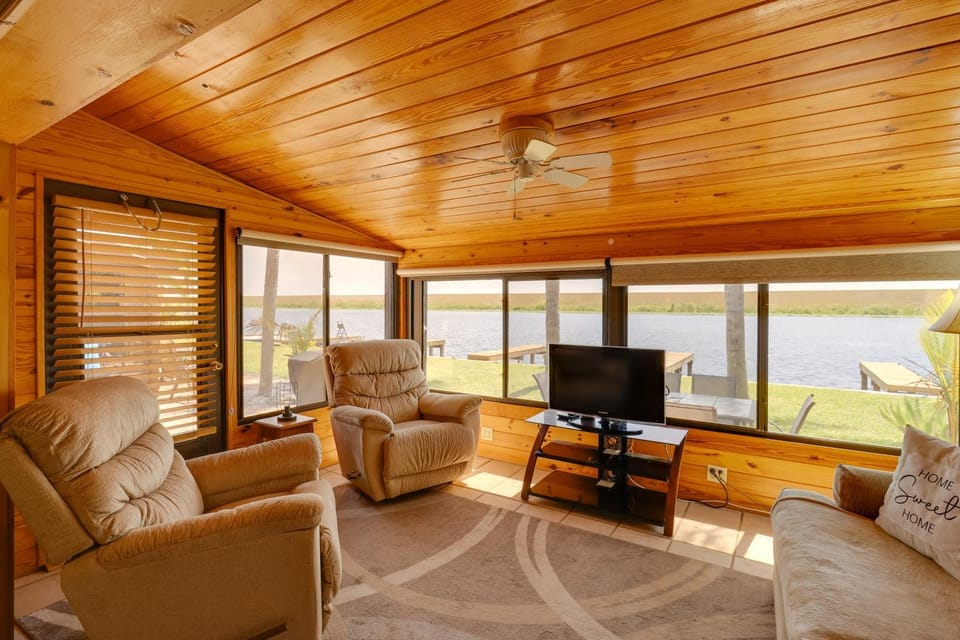 Boat, Fish & Swim: Lakefront Cabin in Okeechobee! Cabin in Lake Okeechobee