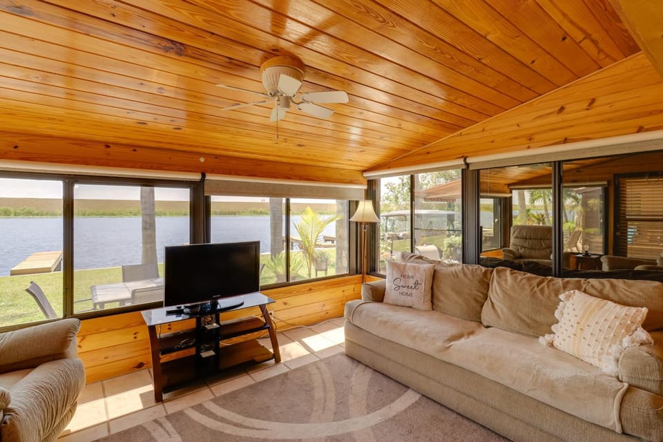 Boat, Fish & Swim: Lakefront Cabin in Okeechobee! Cabin in Lake Okeechobee
