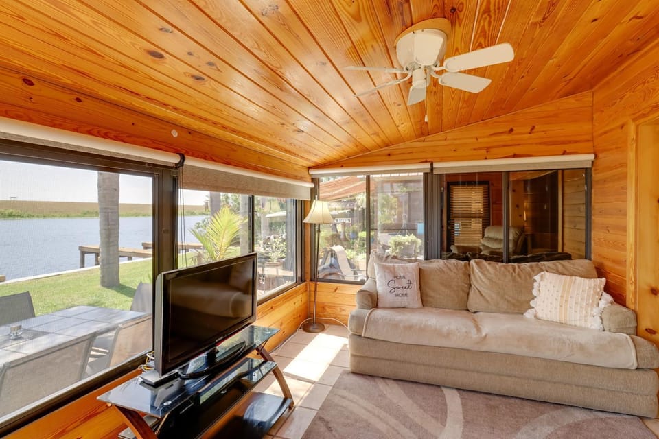 Boat, Fish & Swim: Lakefront Cabin in Okeechobee! Cabin in Lake Okeechobee