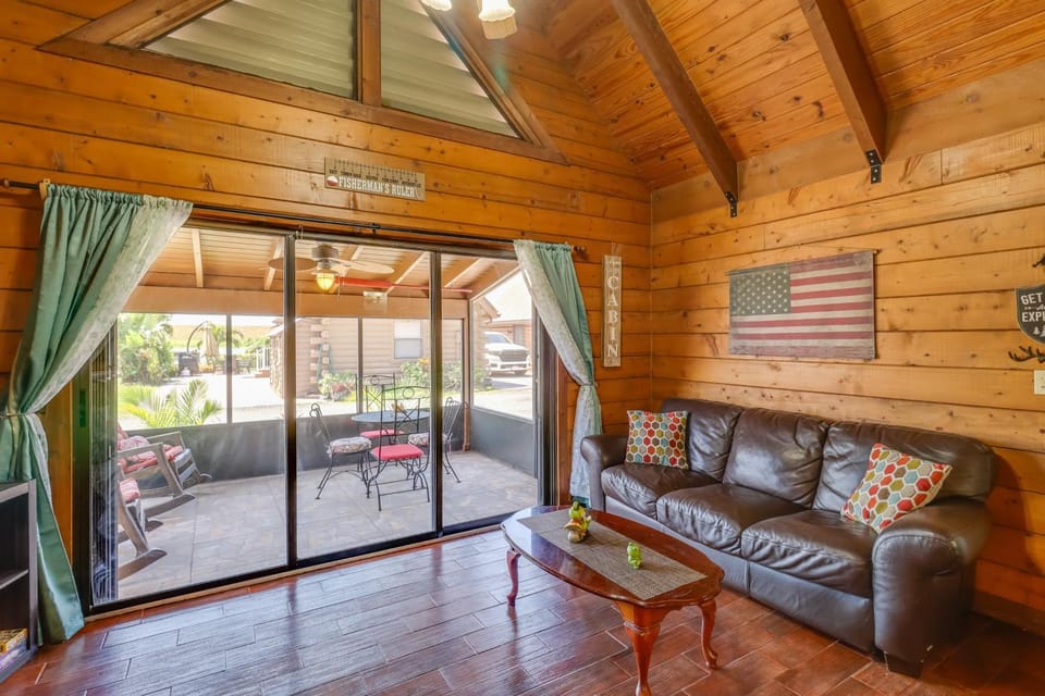 Access to Lake Okeechobee: Cabin w/ Perks! Cabin in Lake Okeechobee