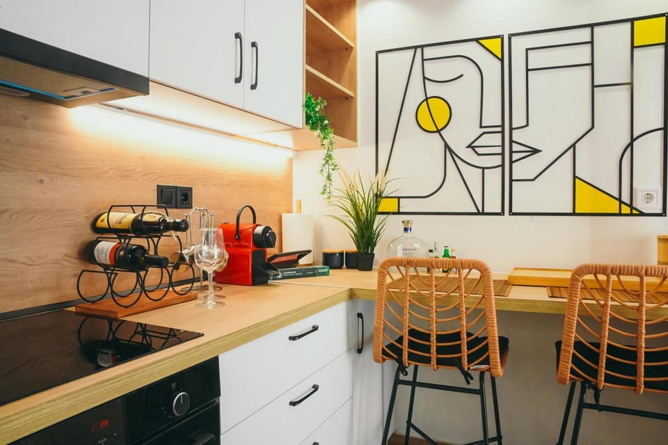 Kitchen or kitchenette, minibar