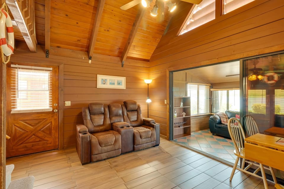Lake Okeechobee Cabin w/ Boat Launch & Patio Cabin in Lake Okeechobee