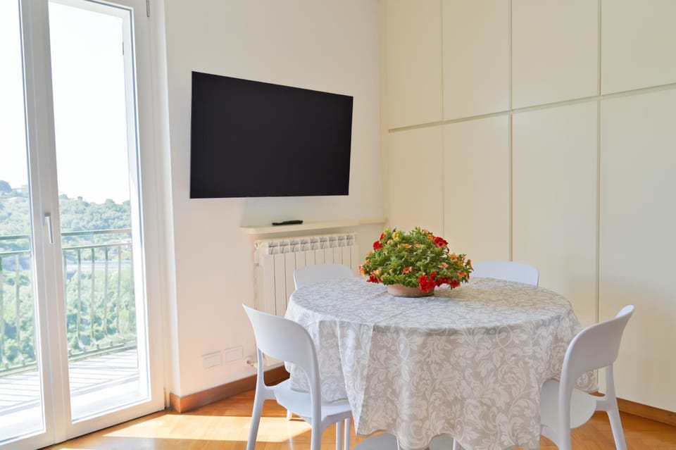 Communal lounge/ TV room, TV and multimedia, Dining area