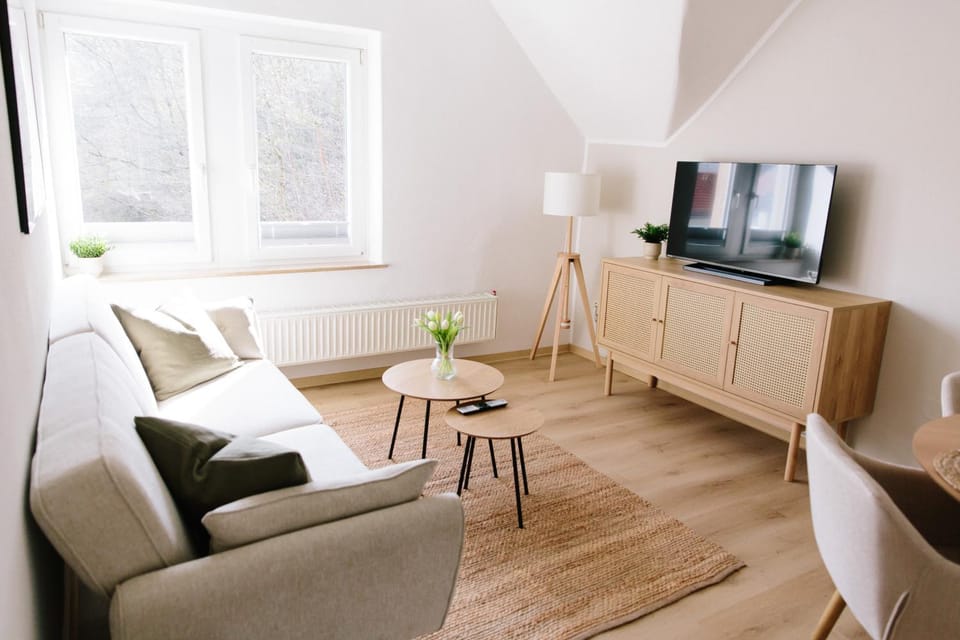 TV and multimedia, Living room, Seating area, Evening entertainment