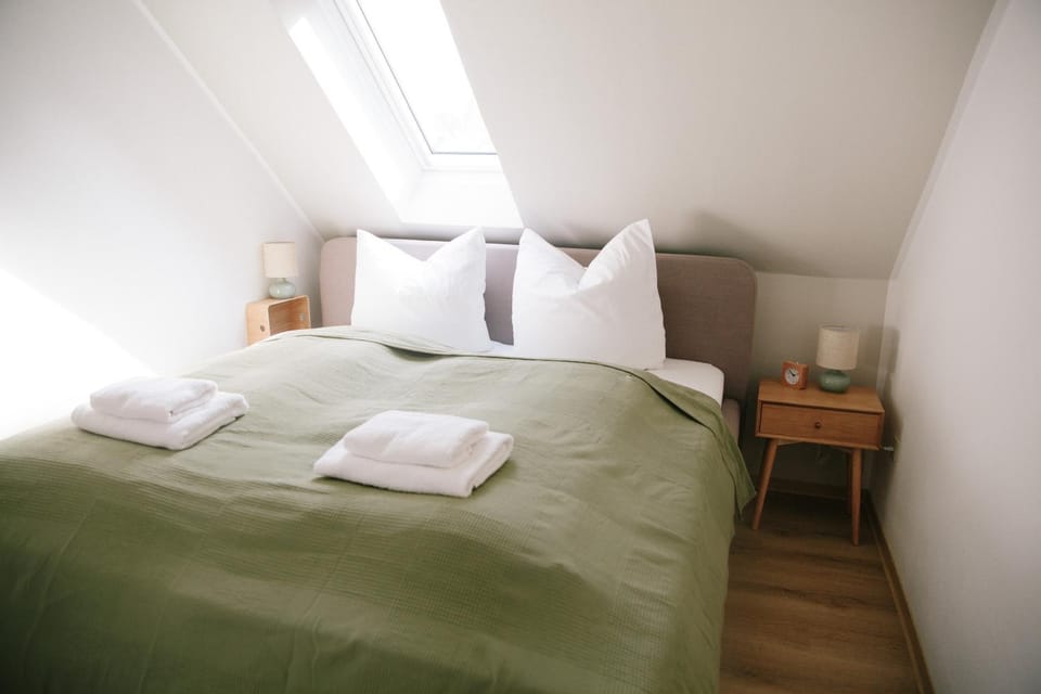 Bed, Photo of the whole room, Bedroom, towels