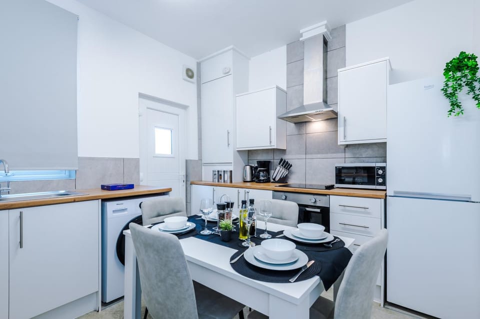 Dining area, kitchen