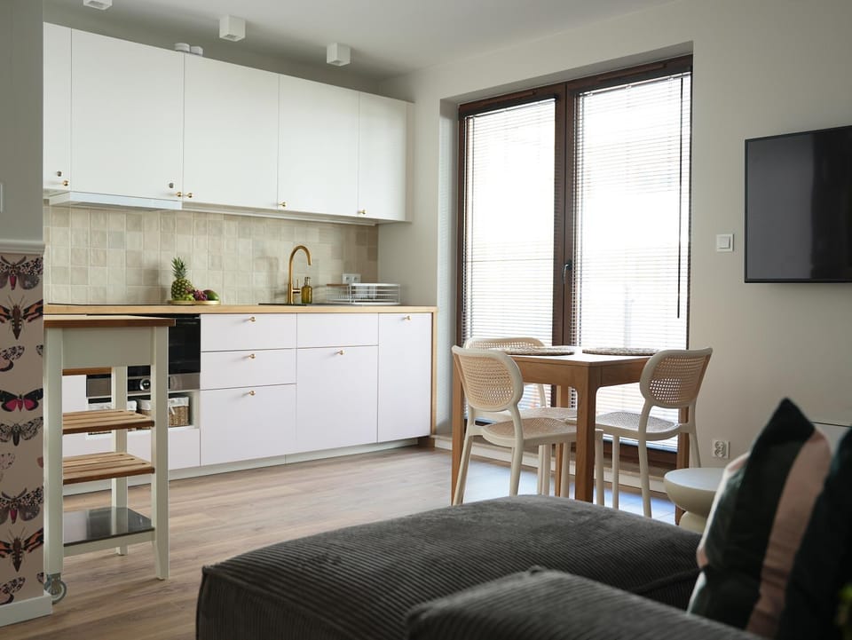 Kitchen or kitchenette, Seating area, Dining area, oven