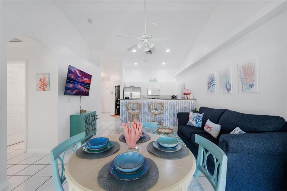 TV and multimedia, Kitchen or kitchenette, Living room, Seating area, Dining area