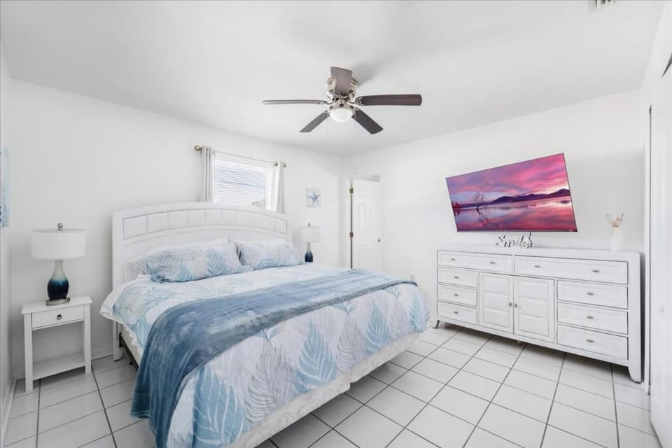 Bed, TV and multimedia, Photo of the whole room, Bedroom